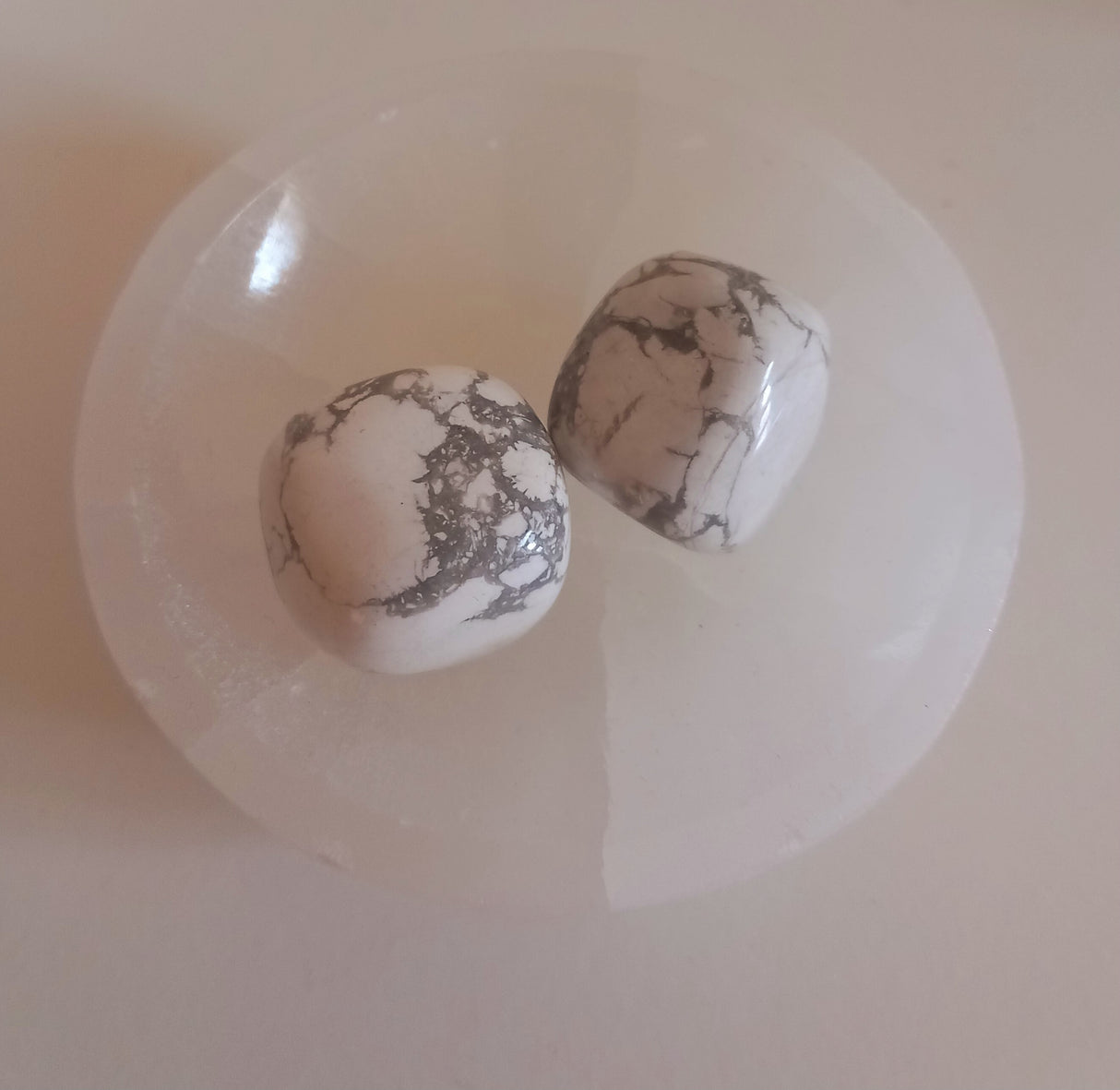 Howlite polished tumbled stone